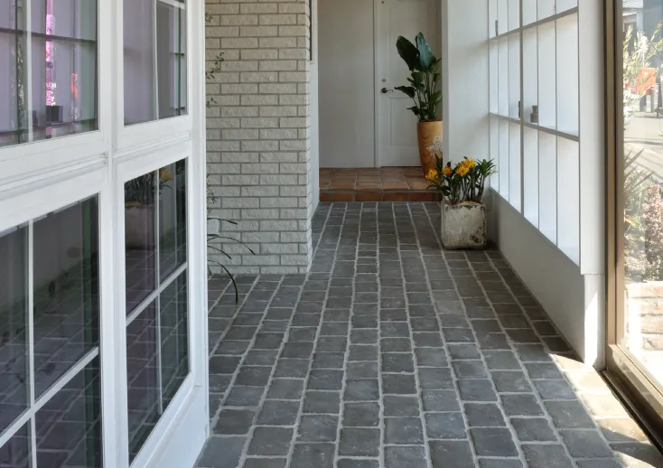 セメント二次製品 床タイル CAN'FLOOR「グランペイブ（GRP-1）」エントランス床デザイン事例