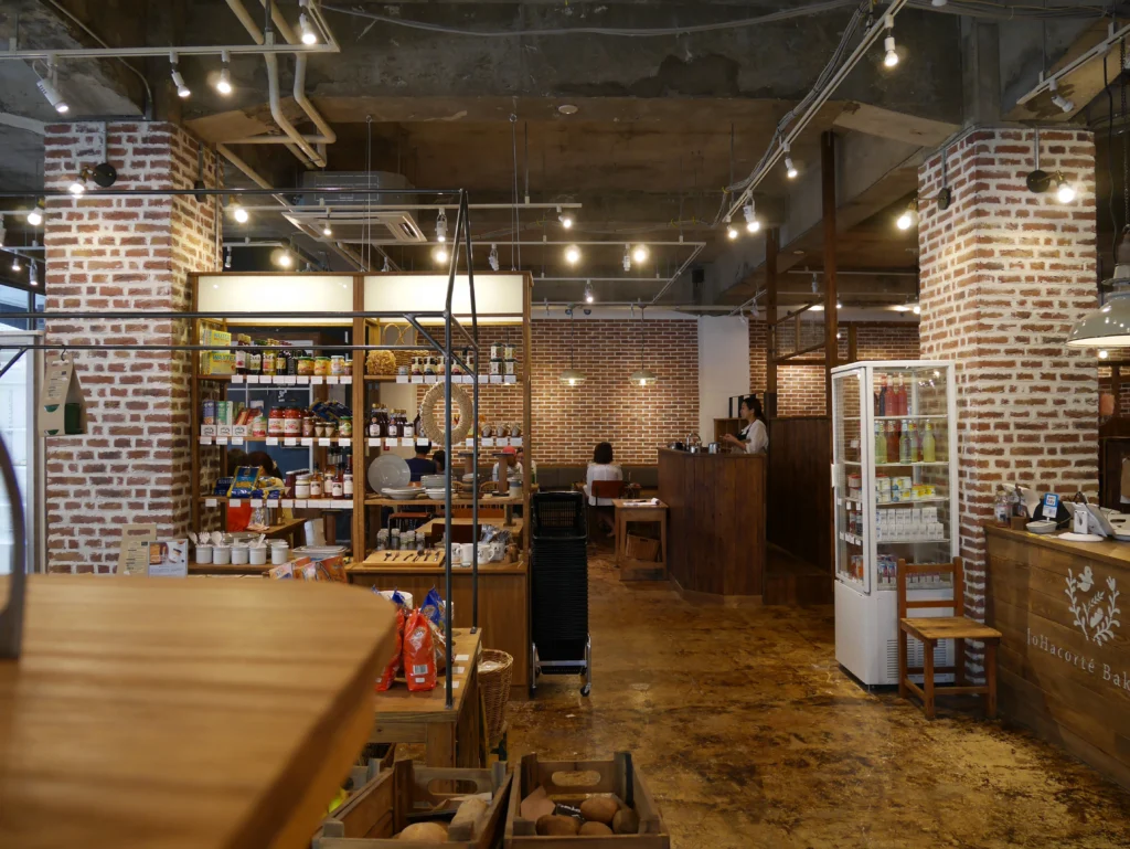 レンガタイル『ネザーランド』を張った内壁の店舗の施工例