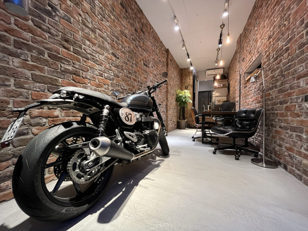 ブリティッシュなバイクとブリックタイルのオフィス
