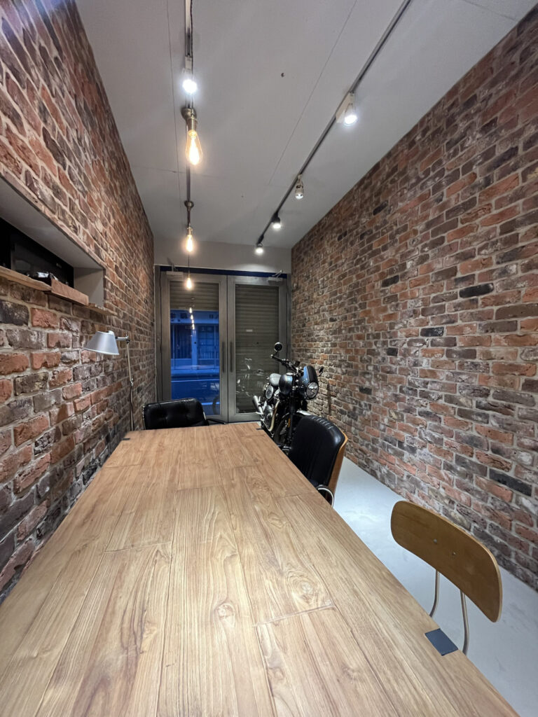 レンガタイル『マンチェスター』を使った施工事例（ブリティッシュなバイクとブリックタイルのオフィス） 写真2