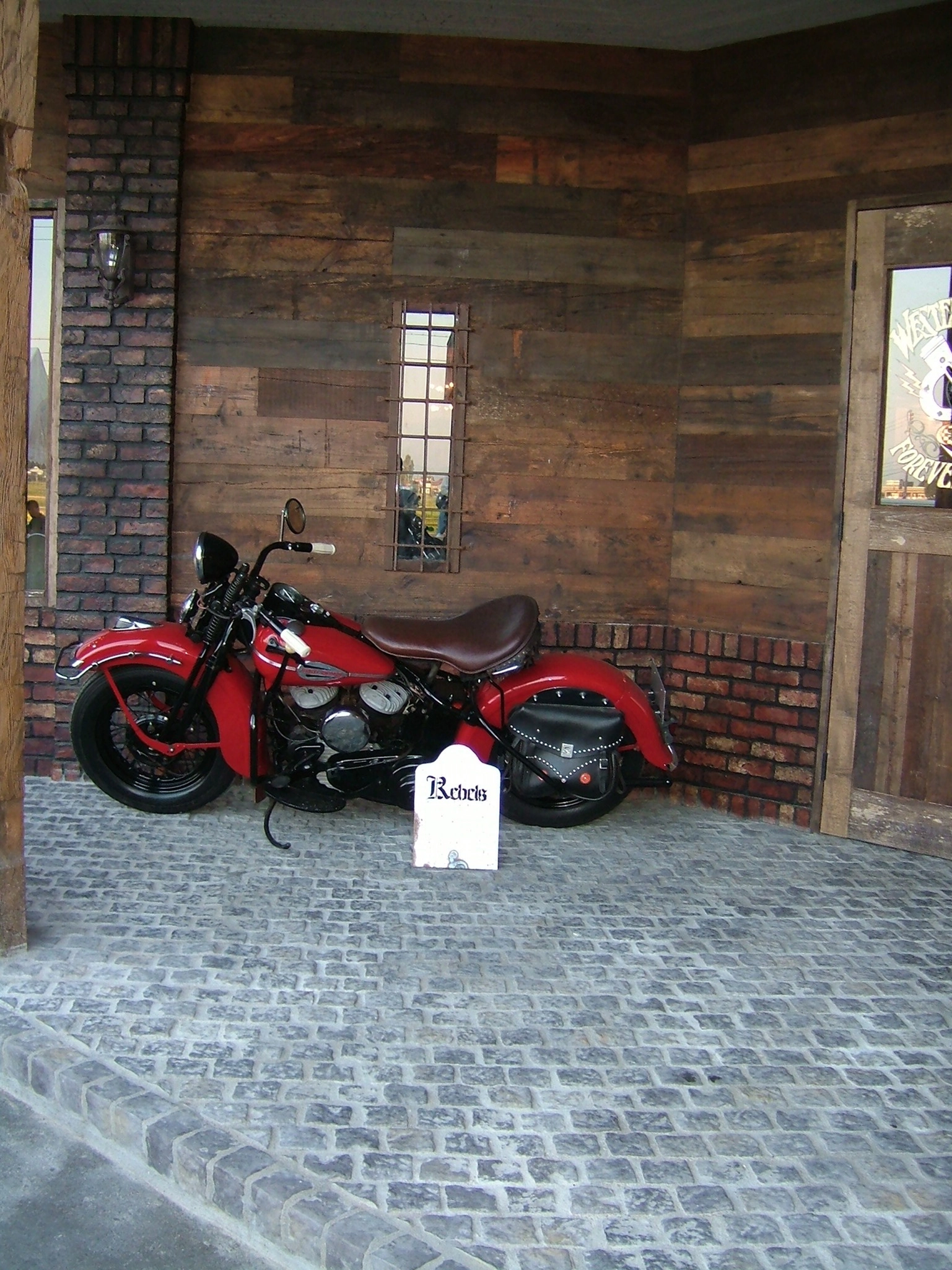 セメント二次製品 床タイル CAN'FLOOR「キュービック（CUB-G602）」バイク店舗 外床施工事例