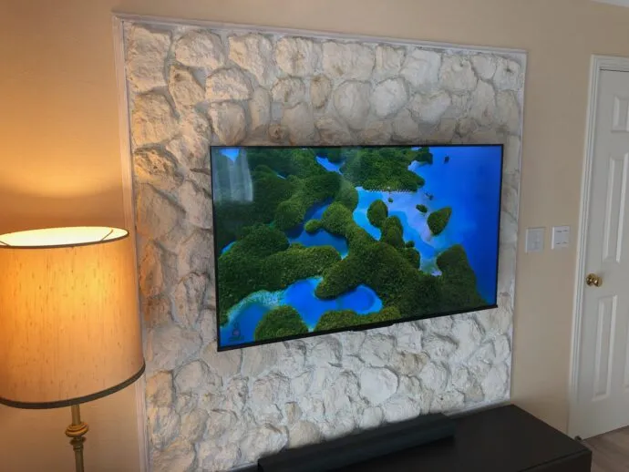 リゾートを感じるテレビバックのアクセントウォール