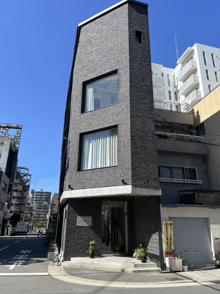 黒いブリックタイルを使用した外壁