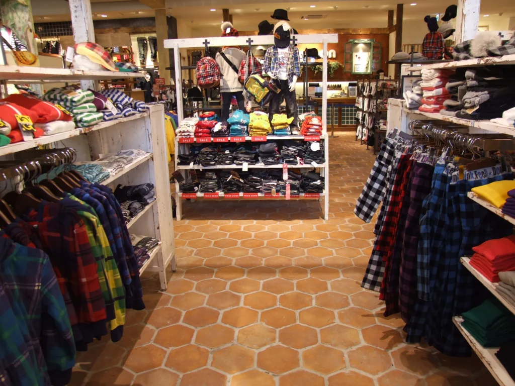 Tiles 床タイル「hexagon– ヘキサゴン」 施工事例　セメント二次製品　HEX-1