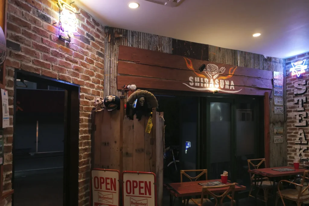 STEAK HOUSE 白砂の内観全景。アメリカンヴィンテージ空間。キャンブリック「マンチェスター（MC-3)」