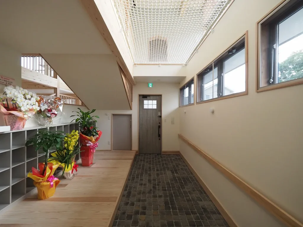 保育園・玄関ポーチ 屋内外床