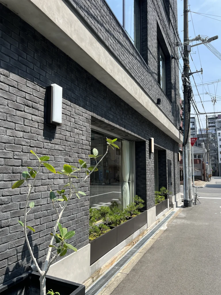 黒いブリックタイル　CAN'BRICK「KUROBRI-クロブリ」　美容室施工事例