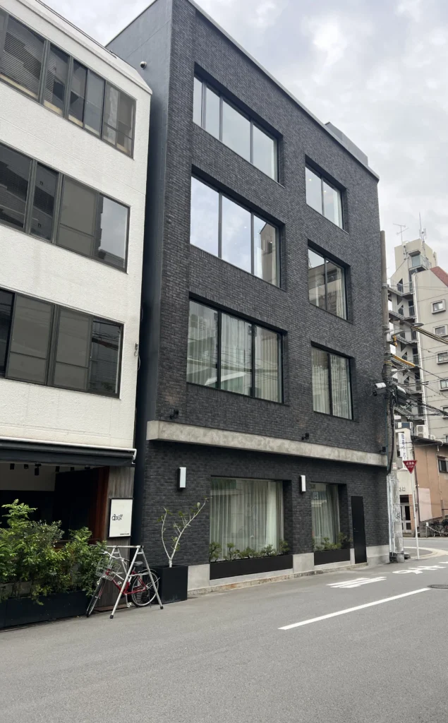 黒いブリックタイル　キャンブリック　美容室施工事例
