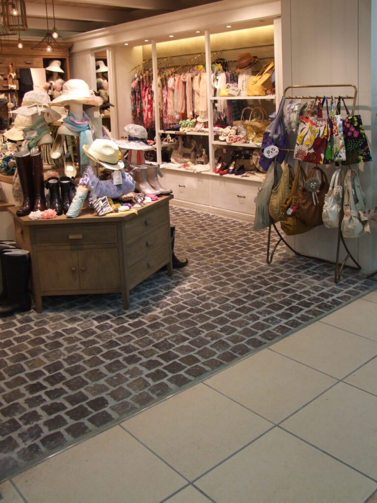 タイルを使った施工事例（店舗内装床タイル） 写真3