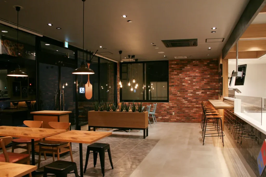 ドミノ・ピザ南馬込店・銀座店 内装デザイン ブリックタイル CAN’BRICK「ケンブリッジ(CB-3)＆イングランド(ENG-1)」 ミックス張り